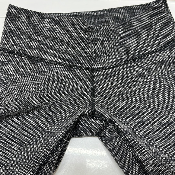 LIKE NEW! Lululemon Wunder Under Crop II - Picture 10 of 14